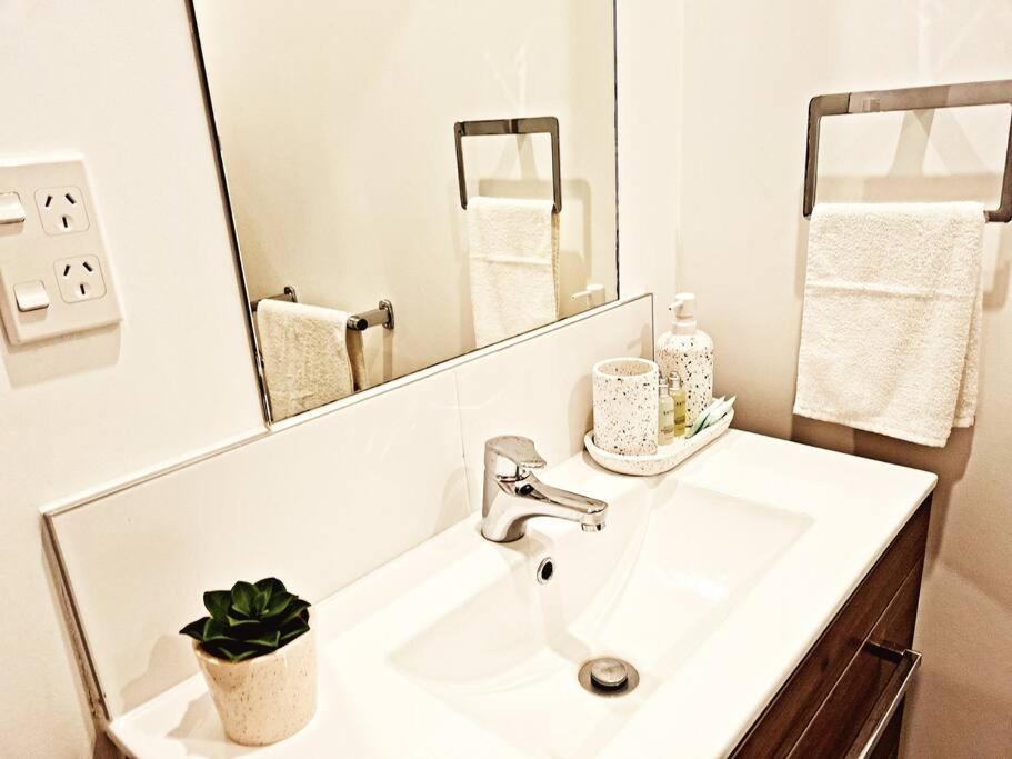 City Zen - Patio & Pool โอ๊คแลนด์ ภายนอก รูปภาพ